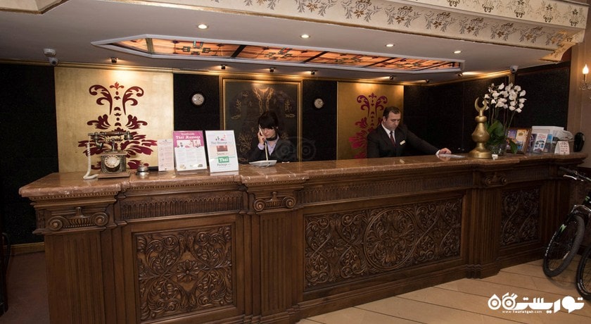 نمایی از میز پذیرش هتل